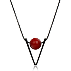 Collier fantaisie long perle rouge triangle noir