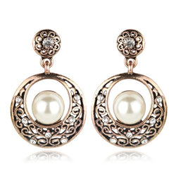 Boucle d'oreille fantaisie en anneau chic perle et diamant